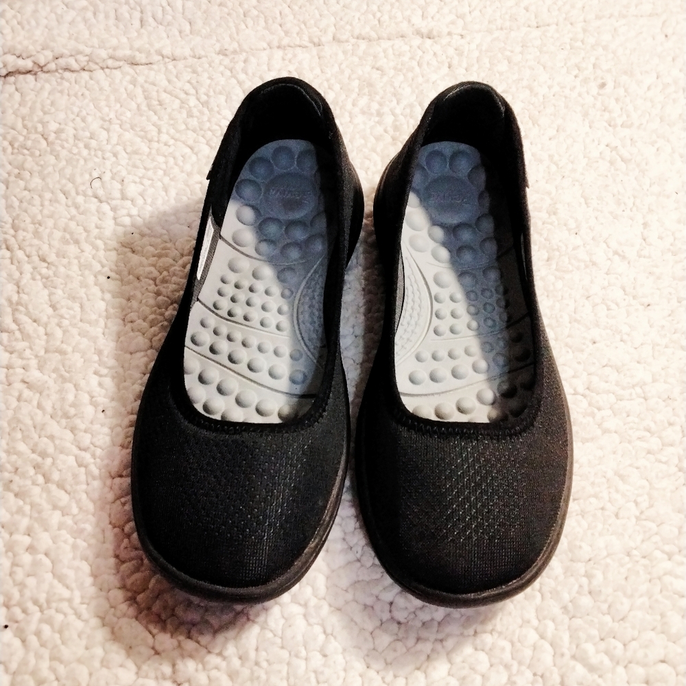 Crocs reviva flat size 5